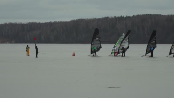 Grupo Windsurfistas Surfeando Lago Congelado Frío Día Invierno — Vídeos de Stock