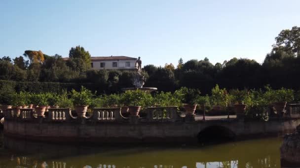 イタリア フィレンツェのピッティ宮殿とボボリ庭園で栽培植物に囲まれた彫刻とチャンネルの景色 — ストック動画