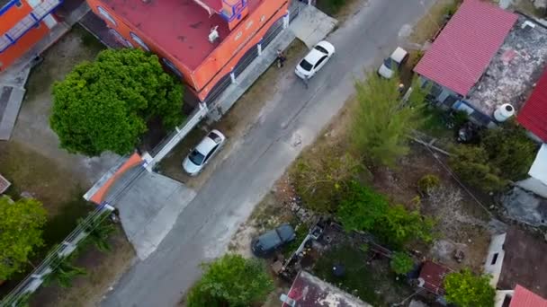 Bacalar Mahallesi Caddesinde Uçan Hava Aracı Dar Bir Yola Park — Stok video