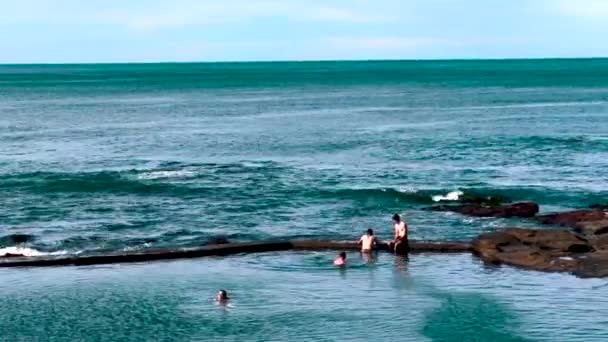 Uma Vista Pessoas Nadando Piscina Rochosa Wollongong North Beach Austrália — Vídeo de Stock