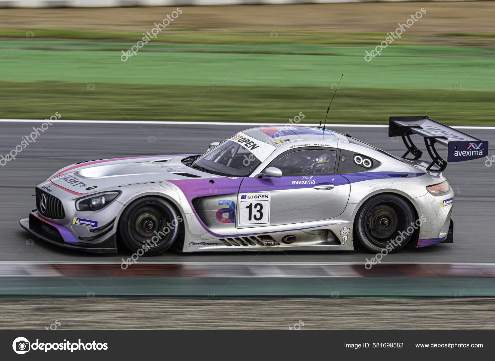 トラック上のメルセデス ベンツAmg Gt3高速レースカーの選択的