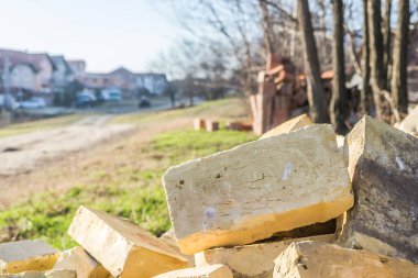 Sarı tuğlaların üst üste yığıldığı yakın plan bir çekim.