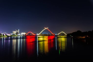 Matagarup Köprüsü 'nde gece renkli ışıklar olacak. Doğu Perth Batı Avustralya.