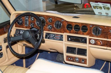 Lüks ve pahalı bir araba..