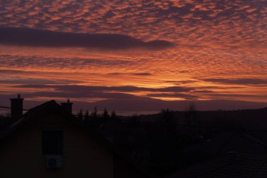 Güzel bulutlu gökyüzü gün batımında