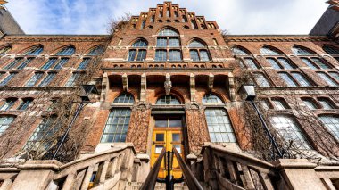 Lund İsveç 'teki mimari bir binanın alçak açısı.