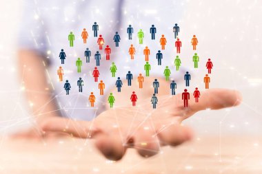 Ekip iletişiminin 3 boyutlu bir yansıması ve bulanık bir geçmişe sahip bir erkek elde soyut sosyal ağ bağlantı sembolleri