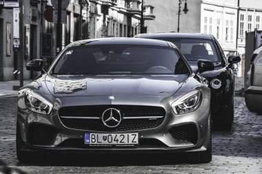 Sokağa park edilmiş, modern, gri, hızlı bir araba. Mercedes Benz C120 AMG GT