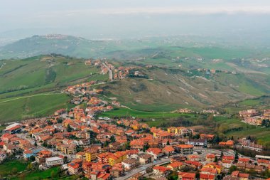 San Marino 'daki vadide, evlerin ve yeşil manzaranın yüksek noktasından güzel bir manzara.