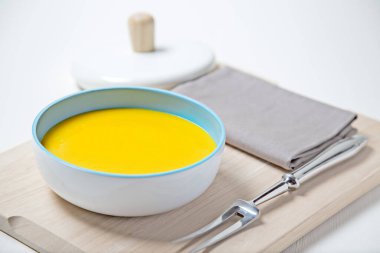 Tahtada sarı bir çorba