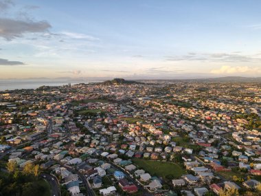 San Fernando şehrinin hava manzarası Trinidad ve Tobago 'da günbatımında alacakaranlık gökyüzüne karşı.