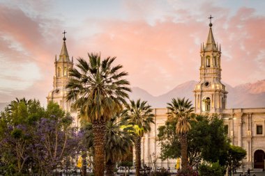 Arequipa, Peru üzerinde güzel pembe bir günbatımı gökyüzü