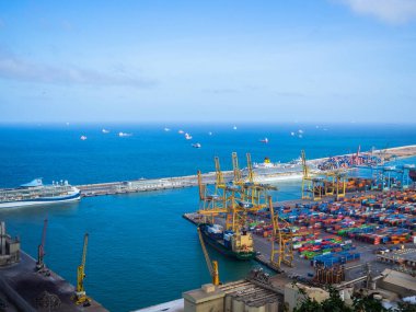 İspanya, Barselona 'da gemi ve vinçleri olan bir endüstriyel kargo limanı.