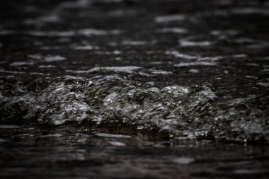 Bulanık bir arkaplanda nehir suyunun manzarası.