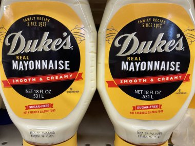 Duke 'ün mayonezinin olduğu bir perakende market rafı.