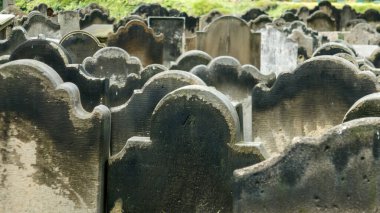 Mezarlıktaki mezar taşlarının yakın çekimi.