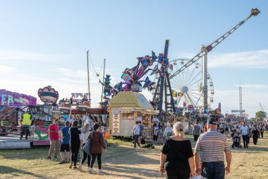 İnsanlar lunaparkta boş vakitlerini geçiriyorlar. 140. 'Hoppings' Mağribi 'nde, Newcastle, Tyne, İngiltere' de..