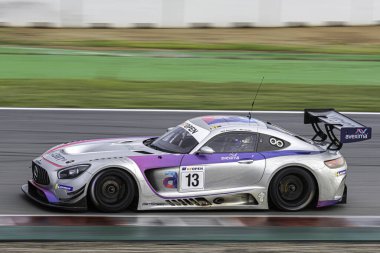 Mercedes Benz AMG GT3 'ün pistteki hızlı yarış arabasının seçici odak noktası.