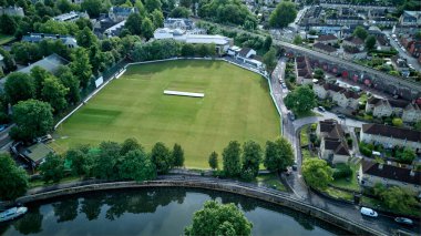 Yeşil bir futbol stadyumunun insansız hava aracı çekimi.