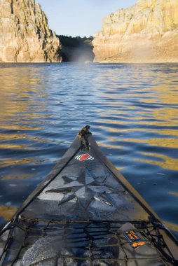 İspanya 'nın merkezindeki Tagus Nehri' nde bir kano gezisi.