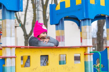 Anne ve kızları bir lunaparkta oynuyorlar.