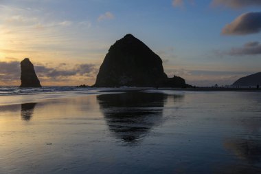 Şafakta, Oregon, ABD 'de, Cannon Sahili' nde saman yığını manzarası