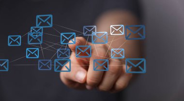 Bulanık ofis binaları arka planı, e-posta ve pazarlama üzerine üç boyutlu sanal posta zarfları taslağı