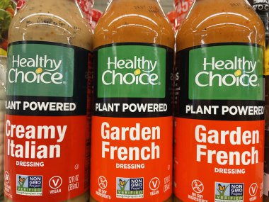 Sağlıklı Seçenek sargıları olan bir perakende market rafı