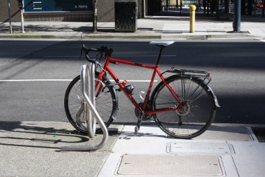 Vancouver caddesinde park edilmiş bir bisiklet, British Columbia, Kanada