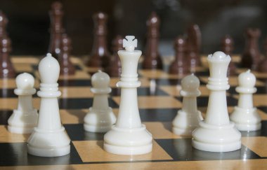 Bir tahtadaki satranç taşlarının yakın plan çekimi.