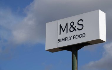 İngiltere 'deki A1' deki Peterborough hizmetlerinde M ve S Basitçe Gıda pazarının reklam panosunun düşük açılı bir görüntüsü.