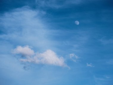 Gökyüzünün güzel bir manzarası. Arkasında bulutlar ve ay var.