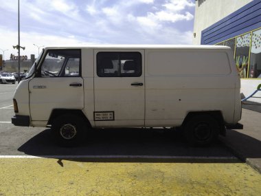 Caddeye park etmiş eski beyaz bir minibüs klasik bir Mercedes Benz MB140.