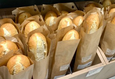 High Street, Billericay, Essex, İngiltere 'deki Waitrose süpermarketinde indirimde olan taze ekmek baget ekmeği.