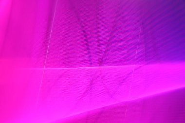 Mor yüzeyde soyut bir ışık çizgisi var.
