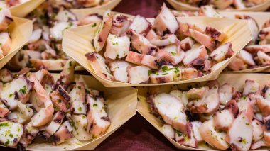 Galiçya tarzı ahtapot yemeği, İspanyol yemeği, seçici odaklanma.