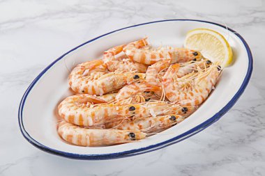 Tabakta limonlu karidesler