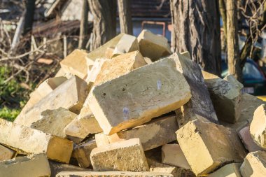 Sarı tuğlaların üst üste yığıldığı yakın plan bir çekim.