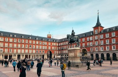 Madrid, İspanya 'da Plaza Mayor' da yürüyen turistler