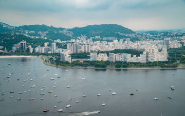 Rio şehir merkezinin büyüleyici bir manzarası, Sugarloaf Dağı 'ndan görünen tekneler...