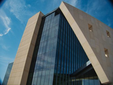 Olathe, Kansas 'taki Johnson County Adliyesi' nin modern cam binasının güzel manzarası.