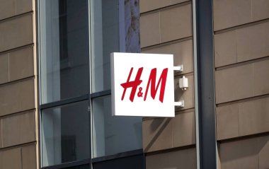 İngiltere, York 'ta bir duvarda H ve M moda mağazası tabelasının yakın çekimi.