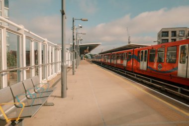 Güzel bir tren manzarası berrak mavi gökyüzünün altında