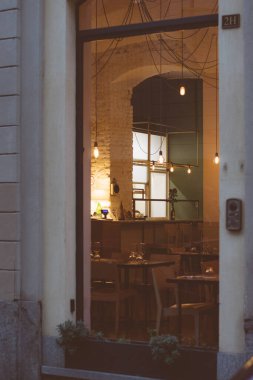 Lokantanın içinde sicim lambaları olan dikey bir çekim.