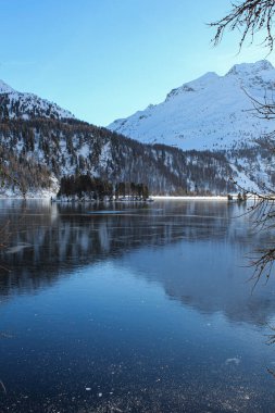 Alplerin dikey görüntüsü.