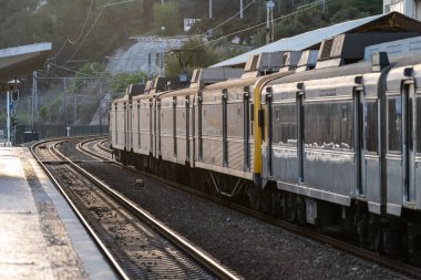Lizbon 'daki Cruz Tren İstasyonu' ndaki CP şirketinin şehir treni.