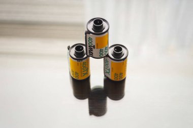 Hafif vurmalı arka planda üç siyah beyaz film