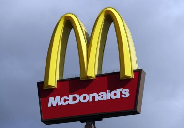 İngiltere 'deki Peterborough hizmetlerinde gökyüzüne karşı McDonald' s tabelası.