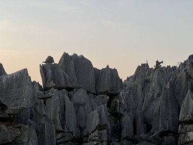 Gökyüzünün altında kocaman kayaların güzel bir manzarası