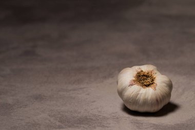 Mermer bir masaya izole edilmiş sarımsak yakın plan - doku için kopyalanma alanı